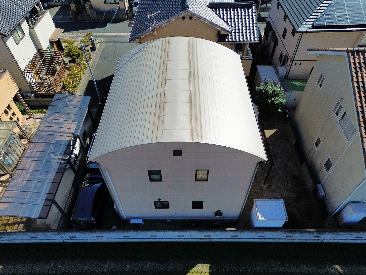 既存アーチ形状　横葺き板金屋根